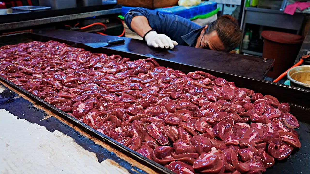 끝없이 쏟아지는 무한리필? 잡내가 없어서 2030도 줄 선다는 어르신 성지, 모란시장 돼지부속ㅣAll You Can Eat Pork - korean street food - bigfood01 썸네일