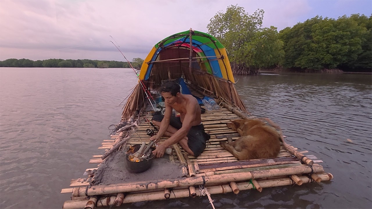 EXTREME SOLO RAFT SURVIVAL| ALONE ON THE RIVER LIVING SURVIVAL FAFT LIFE WITH MY DOG (CATCH & COOK!) - TanSoLoSurvival 썸네일